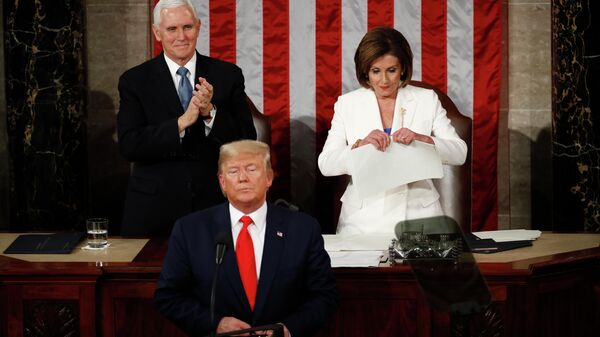 Спикер Палаты представителей США Нэнси Пелоси разрывает речь президента США Дональда Трампа после его выступления в конгрессе с ежегодным посланием
