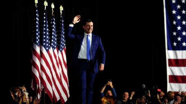 Кандидат от Демократической партии на пост Президента США на выборах 2020 года Пит Буттиджич приветствует своих сторонников в штате Айова