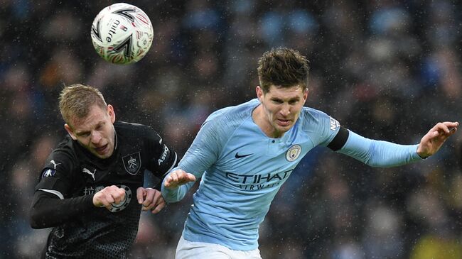 Burnley's Czech striker Matej Vydra (L) battles with Manchester City's English defender John Stones (R) during the English FA Cup fourth round football match between Manchester City and Burnley at the Etihad Stadium in Manchester, north west England, on January 26, 2019. (Photo by Oli SCARFF / AFP) / RESTRICTED TO EDITORIAL USE. No use with unauthorized audio, video, data, fixture lists, club/league logos or 'live' services. Online in-match use limited to 120 images. An additional 40 images may be used in extra time. No video emulation. Social media in-match use limited to 120 images. An additional 40 images may be used in extra time. No use in betting publications, games or single club/league/player publications. / 