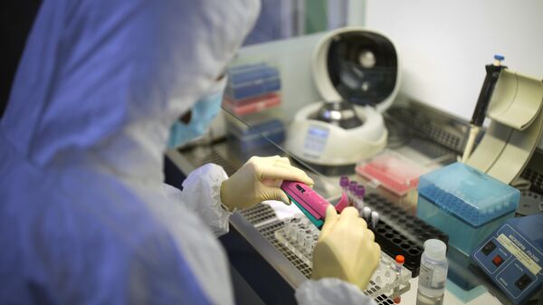 Лаборант проводит тест на коронавирус