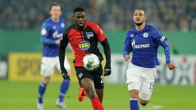 Soccer Football - DFB Cup - Third Round - Schalke 04 v Hertha BSC - Veltins-Arena, Gelsenkirchen, Germany - February 4, 2020  Hertha BSC's Jordan Torunarigha in action with Schalke 04's Ahmed Kutucu    REUTERS/Leon Kuegeler  DFB regulations prohibit any use of photographs as image sequences and/or quasi-video