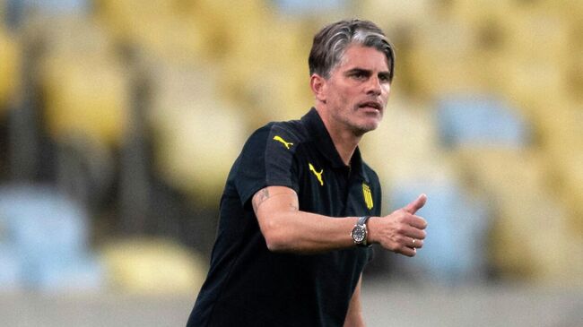 Uruguay's Penarol team coach Diego Lopez gestures during a Copa Sudamericana football match against Brazil's Fluminense at the Maracana stadium in Rio de Janeiro, Brazil, on July 30, 2019. (Photo by MAURO PIMENTEL / AFP)