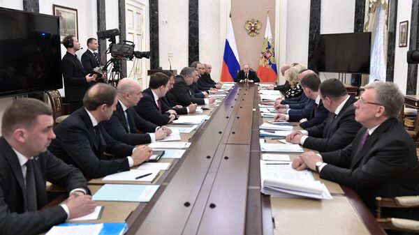 Президент России Владимир Путин проводит совещание с членами правительства