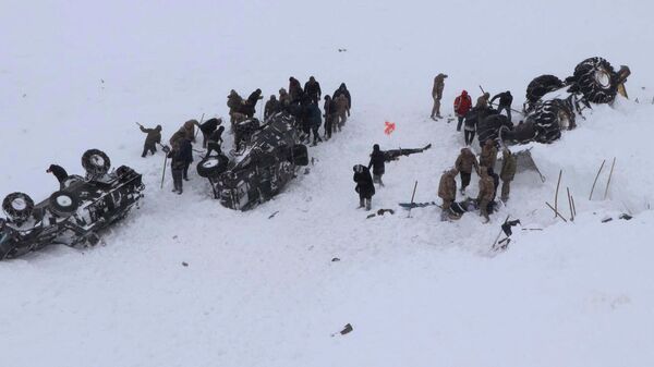Поисково-спасательная операция на месте схода лавины в провинции Ван на востоке Турции