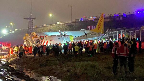 Самолет Boeing-737 авиакомпании Pegasus после жесткой посадки в Международном аэропорту имени Сабихи Гекчен в Стамбуле