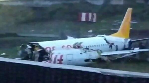 Кадры развалившегося самолета в аэропорту Стамбула 