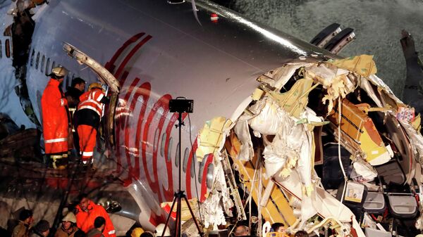 Самолет Boeing-737 авиакомпании Pegasus после жесткой посадки в Международном аэропорту имени Сабихи Гекчен в Стамбуле