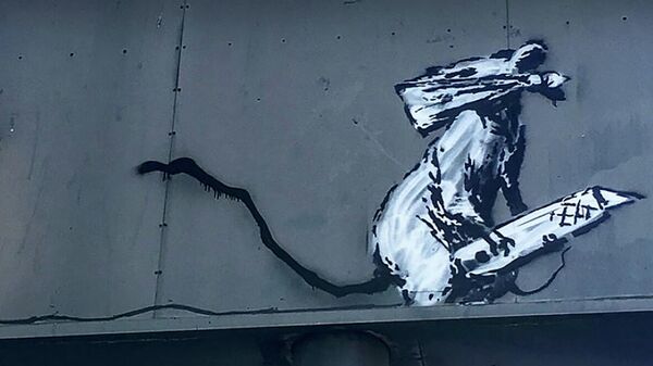 Работа уличного художника Banksy, изображающая крысу в маске 