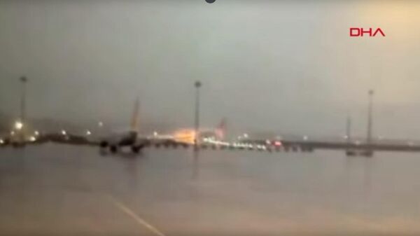 Видео жесткой посадки самолета в аэропорту Стамбула