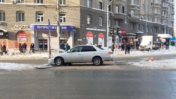 Автомобиль Toyota Corolla врезался в находившихся на регулируемом пешеходном переходе людей в Новосибирске