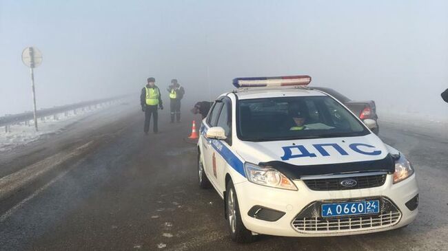 Госавтоинспекторы в ручном режиме регулируют движение на участке дороги в районе деревни Сухая Балка, Красноярского края