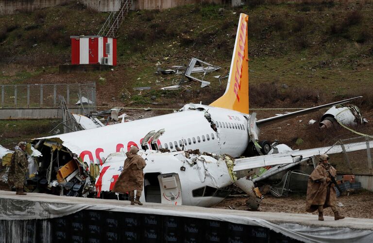 Самолет Boeing-737 авиакомпании Pegasus после жесткой посадки в Международном аэропорту имени Сабихи Гекчен в Стамбуле