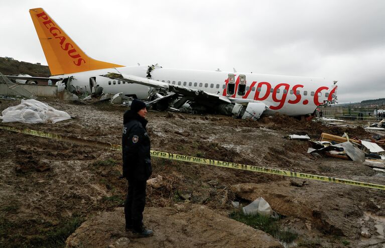 Полиция на месте жесткой посадки самолета Boeing-737 авиакомпании Pegasus в Международном аэропорту имени Сабихи Гекчен в Стамбуле