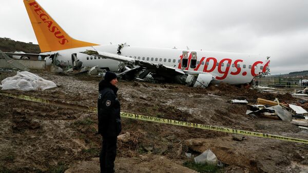Полиция на месте жесткой посадки самолета Boeing-737 авиакомпании Pegasus в Международном аэропорту имени Сабихи Гекчен в Стамбуле