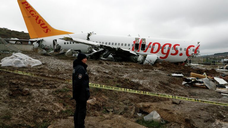 Полиция на месте жесткой посадки самолета Boeing-737 авиакомпании Pegasus в Международном аэропорту имени Сабихи Гекчен в Стамбуле