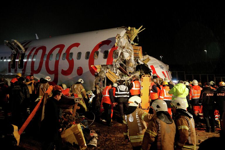 Самолет Boeing-737 авиакомпании Pegasus после жесткой посадки в Международном аэропорту имени Сабихи Гекчен в Стамбуле