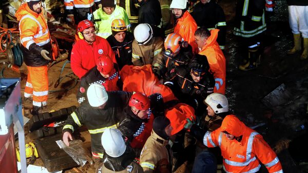 Эвакуация пострадавших при жесткой посадке самолета Boeing-737 авиакомпании Pegasus в Международном аэропорту имени Сабихи Гекчен в Стамбуле