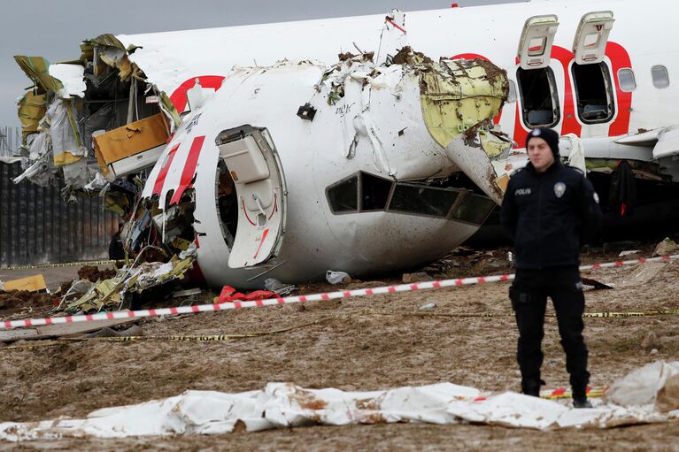 Самолет Boeing-737 авиакомпании Pegasus после жесткой посадки в Международном аэропорту имени Сабихи Гекчен в Стамбуле