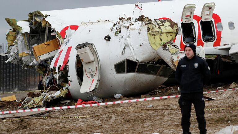 Самолет Boeing-737 авиакомпании Pegasus после жесткой посадки в Международном аэропорту имени Сабихи Гекчен в Стамбуле