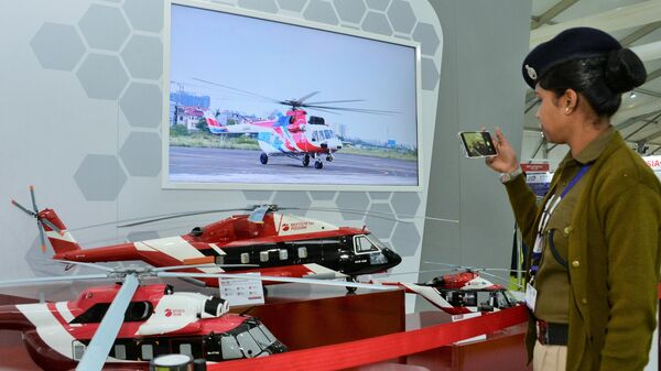 Посетительница возле стенда АО Вертолёты России на 11-ой международной выставке оборонной промышленности Defexpo India 2020