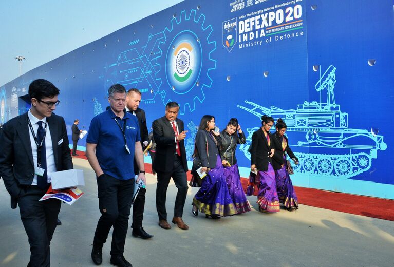 Посетители на 11-ой международной выставке оборонной промышленности Defexpo India 2020