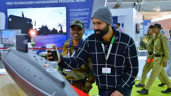 Посетители у макета подводной лодки проекта 636 Варшавянка на 11-ой международной выставке оборонной промышленности Defexpo India 2020