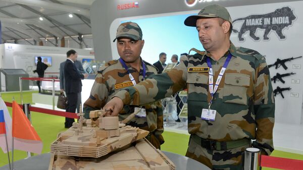 Посетители у макета танка Т-90 на 11-ой международной выставке оборонной промышленности Defexpo India 2020