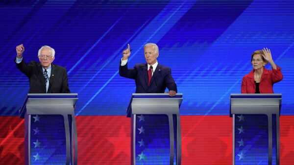 Кандидаты в президенты США Берни Сандерс, Джо Байден и Элизабет Уоррен во время дебатов