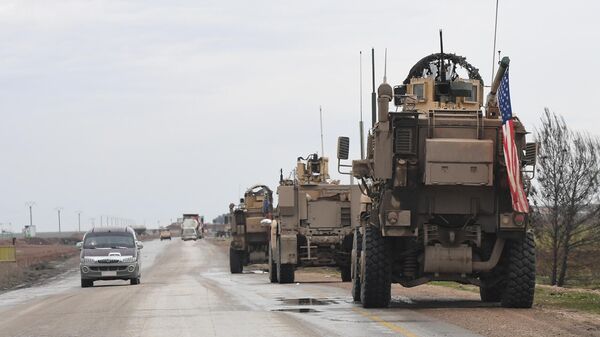 Военный патруль США на дороге из Ракки в Хасеке