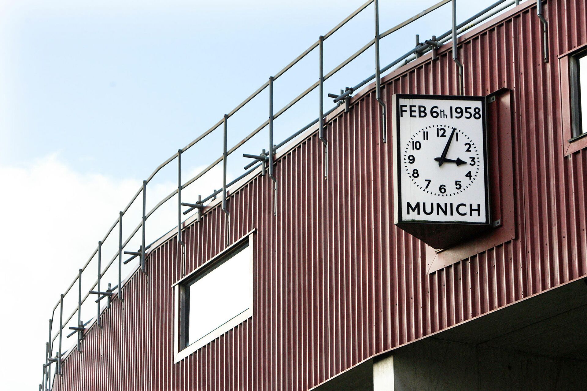 Часы с точным временем авиакатастрофы, в которой погибла част команды Манчестер Юнайтед - РИА Новости, 1920, 06.02.2020