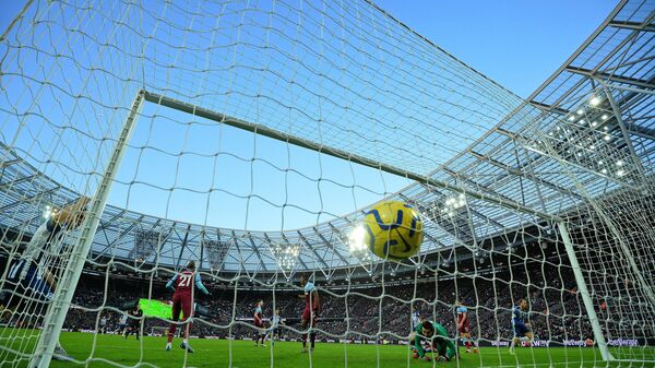 Мяч в сетке ворот в матче АПЛ Вест Хэм Юнайтед - Брайтон