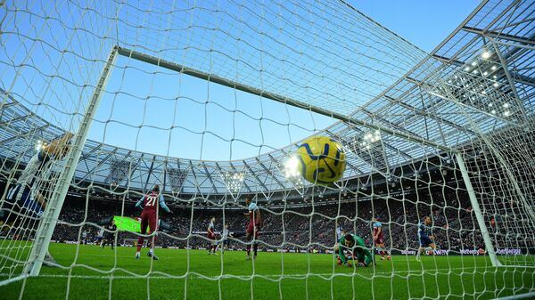 Мяч в сетке ворот в матче АПЛ Вест Хэм Юнайтед - Брайтон