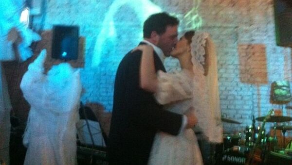 Фотография со свадьбы Ксении Собчак и Максима Виторгана, опубликованная в твиттер-аккаунте певицы Глюк'oZы