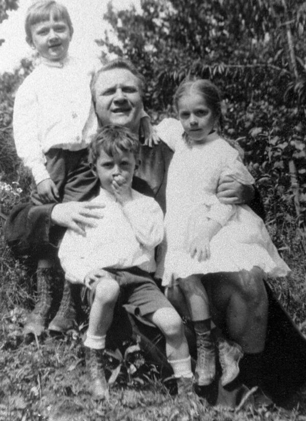 Федор Шаляпин с детьми. 1918 год
