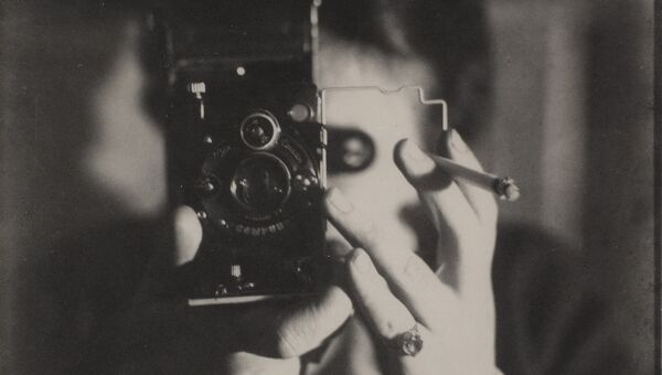 Жермена Круль. Автопортрет с камерой Ikarette, 1925