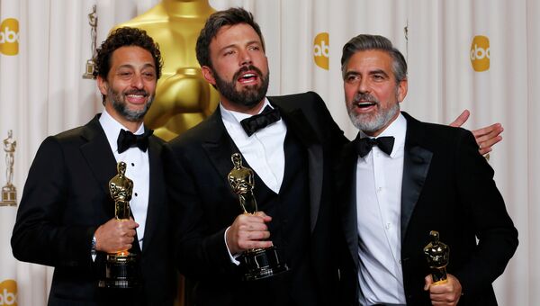 Грант Хеслов, Бен Аффлек и Джордж Клуни позируют фотографам на 85-й церемонии вручения премии Оскар