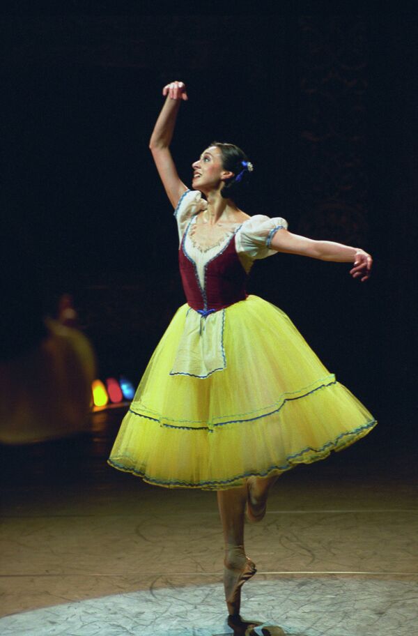 Балерина Нина Ананиашвили в сцене из балета Жизель