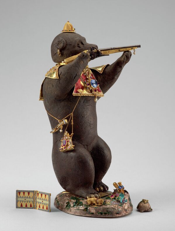 Статуэтка Медведь-охотник, украшенная изумрудами, рубинами, сапфирами и жемчугом. Около 1580-1581 годов. Аугсбург, Мюнхен. 
