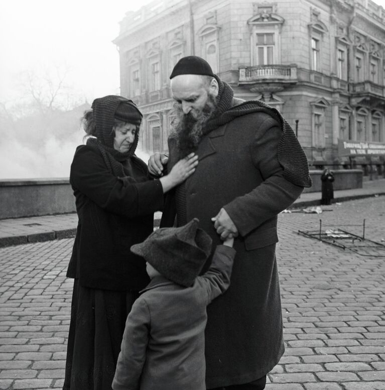 Петренко и Позднякова в сцене из фильма Искусство жить в Одессе