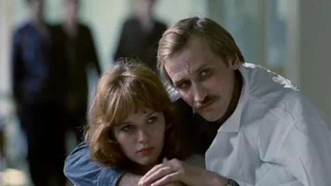 Леонид Филатов и Александра Яковлева в сцене из фильма Экипаж