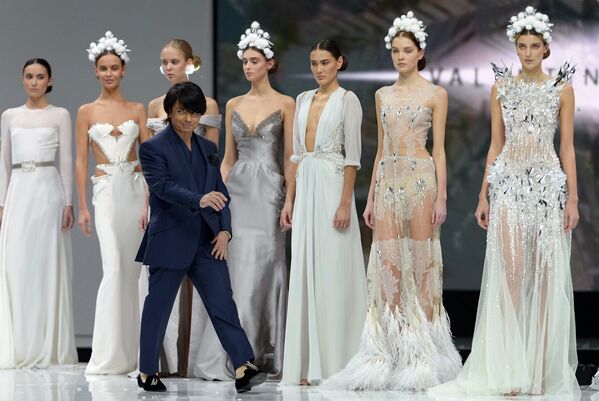 Модельер Валентин Юдашкин выходит к зрителям после показа своей коллекции в рамках Недели моды