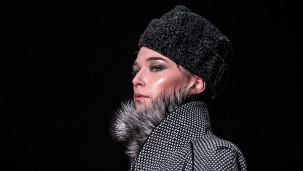 Модель демонстрирует одежду из коллекции модельера Николая Красников
