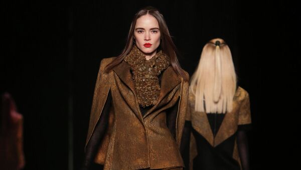 Модели демонстрируют одежду из коллекции дизайнера Марии Кравцовой в рамках недели моды Mercedes-Benz Fashion Week Russia