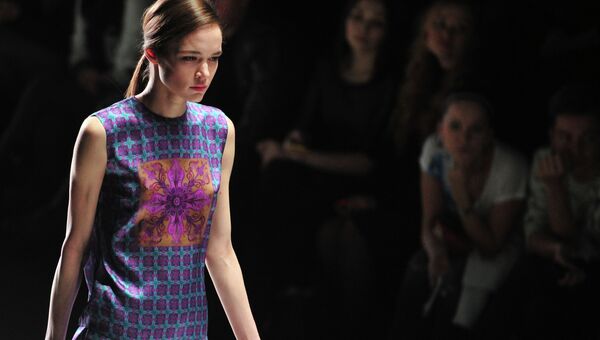 Модель демонстрирует одежду из коллекции дизайнера Тимура Кима в рамках недели моды Mercedes-Benz Fashion Week Russia
