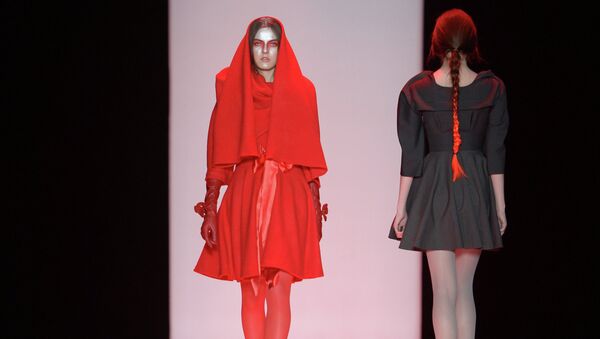 Модели демонстрируют одежду из новой коллекция Nikolai Kyvyrzhik by SLAVA ZAITSEV в рамках недели моды Mercedes-Benz Fashion Week Russia