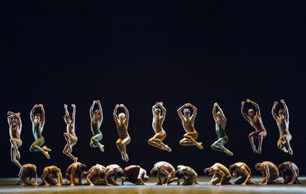 Артисты труппы Ballet Bejart Lausanne в сцене балета Игоря Стравинского Весна священная в хореографии Мориса Бежара