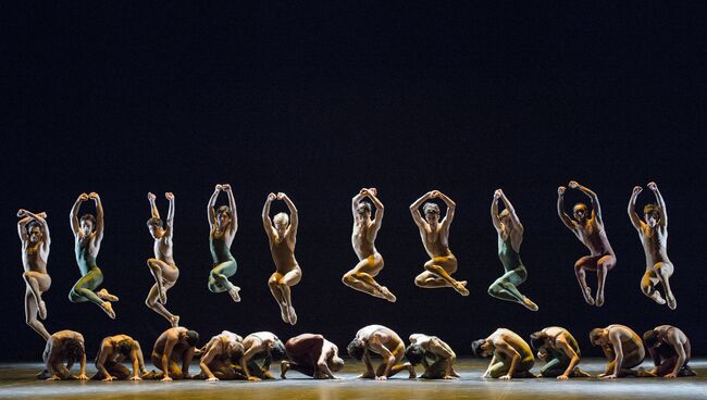 Артисты труппы Ballet Bejart Lausanne в сцене балета Игоря Стравинского Весна священная в хореографии Мориса Бежара