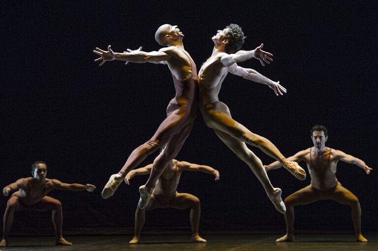 Артисты труппы Ballet Bejart Lausanne в сцене балета Игоря Стравинского Весна священная в хореографии Мориса Бежара