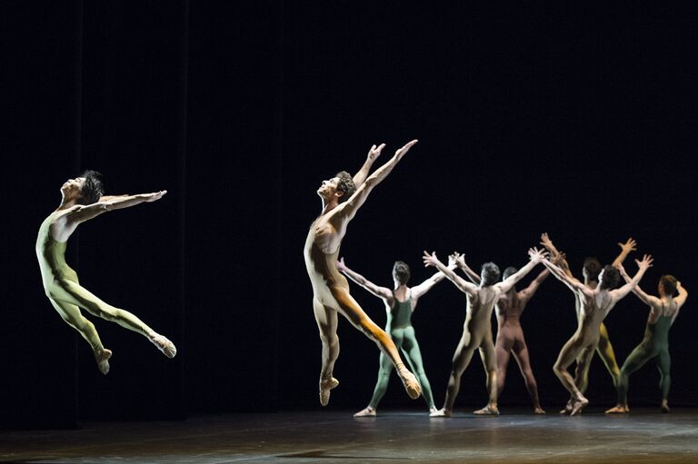 Артисты труппы Ballet Bejart Lausanne в сцене балета Игоря Стравинского Весна священная в хореографии Мориса Бежара