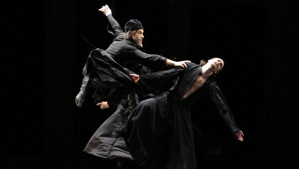 Актеры Игорь Поляков и Дмитрий Фишер вв сцене из балета Карамазовы. Архивное фото